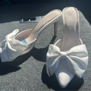 Small heels with bows
